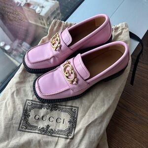 Pick Gucci loafers with gold logo. Size 38.5 EU